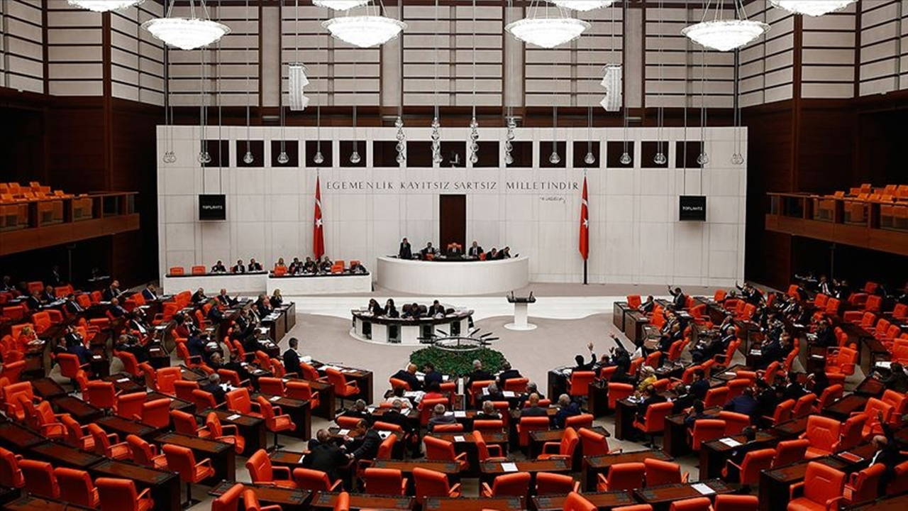 AKP’nin Meclis’in çalışma takvimini uzatma talebi kabul edildi: Ağustosun ilk haftası da çalışılacak