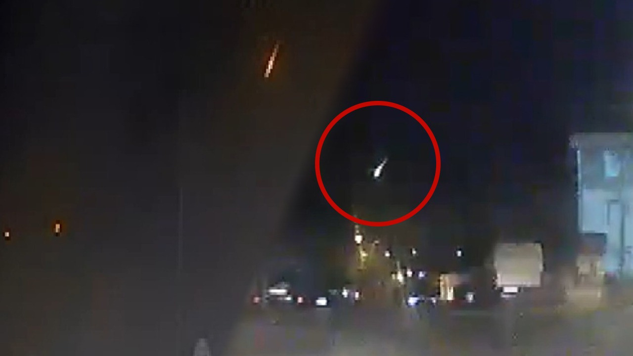 İstanbul’a düşen meteor kamerada: Alev topu gibi süzüldü